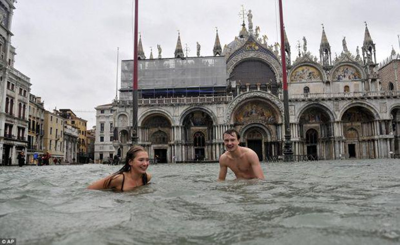 Как итальянцы переносят наводнение (фото, видео)