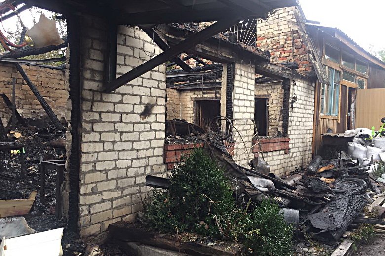 Из-за короткого замыкания сгорел огромный гараж в Покотиловке (фото)