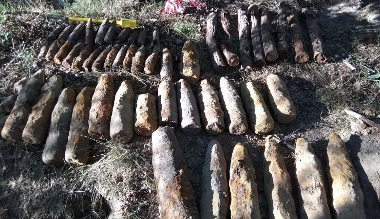 В Харькове напротив дачного кооператива откопали 33 снаряда (видео)