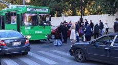 ДТП: легковушка врезалась в троллейбус (фото)