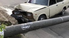 ДТП: на Холодной горе машина сбила электроопору (фото)