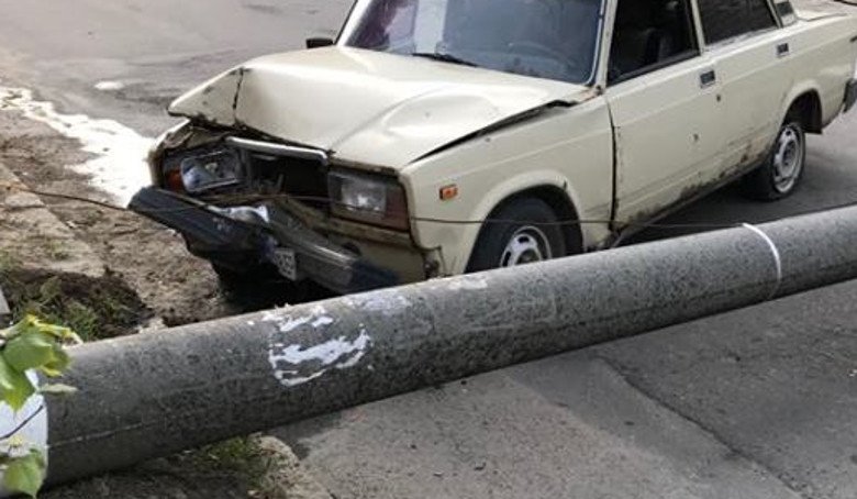 ДТП: на Холодной горе машина сбила электроопору (фото)