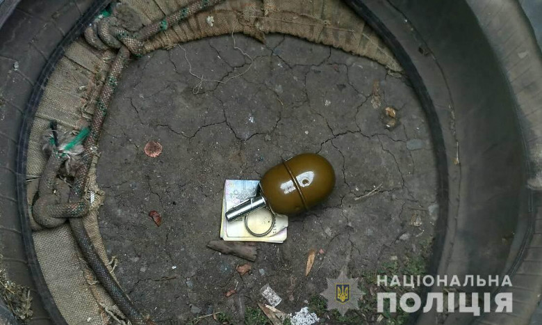 В Харькове обнаружили боевую гранату, лежащую на купюрах (фото)