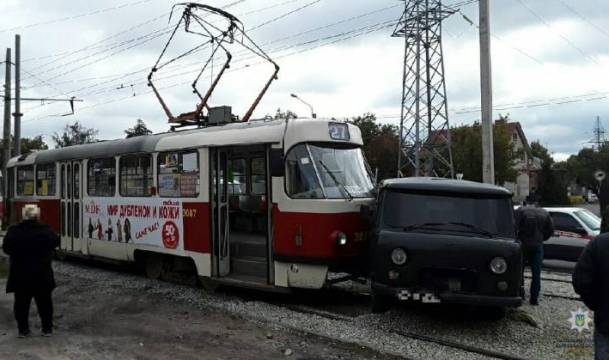 На улице Шевченко трамвай столкнулся с УАЗом