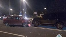 На парковке супермаркета водитель ВАЗ побил две иномарки