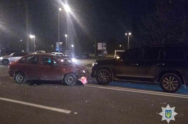 На парковке супермаркета водитель ВАЗ побил две иномарки