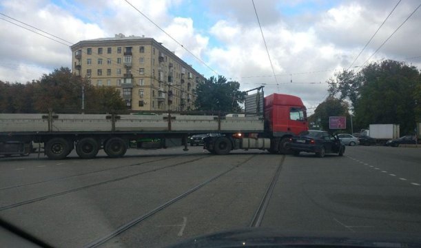 На Велозаводском мосту фура столкнулась с Opel Vectra (фото)