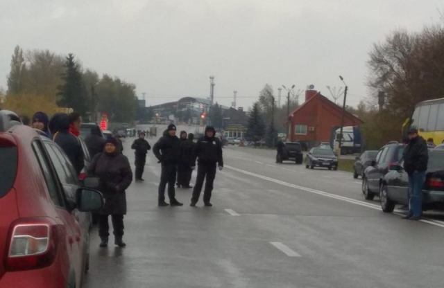 В Харькове мужчина угрожает себя взорвать на «Гоптовке» (фоторепортаж)