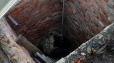 На Харьковщине спасатели вытащили из колодца пенсионерку (фото)