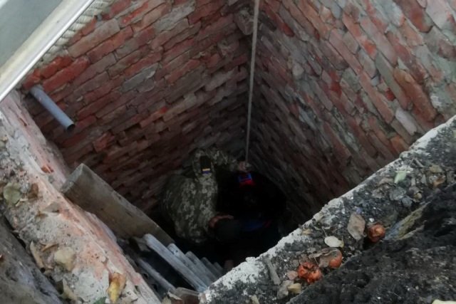 На Харьковщине спасатели вытащили из колодца пенсионерку (фото)
