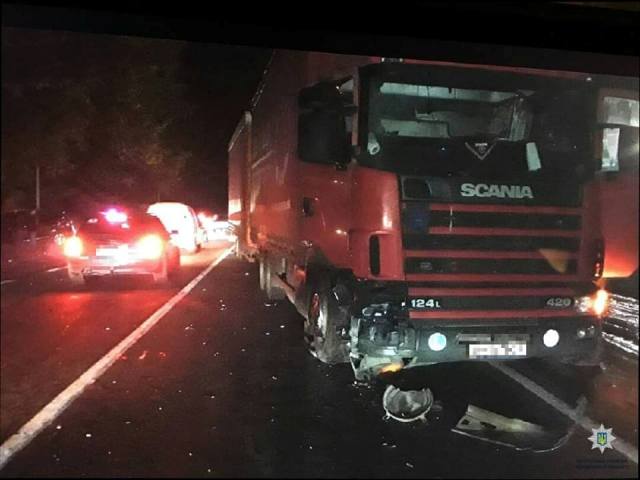 На Лозовеньковском проспекте столкнулись Hyundai Santa FE и Scania