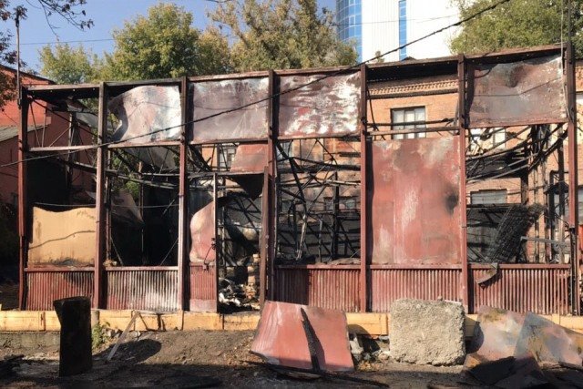 На Бажанова сгорел склад (фото)