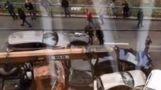 В центре Киева автокран протаранил около двух десятков машин (фото, видео)