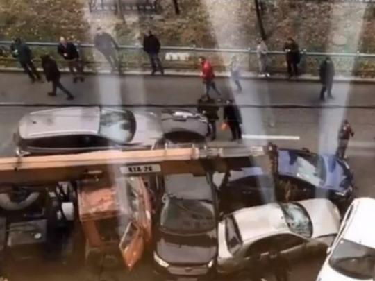 В центре Киева автокран протаранил около двух десятков машин (фото, видео)
