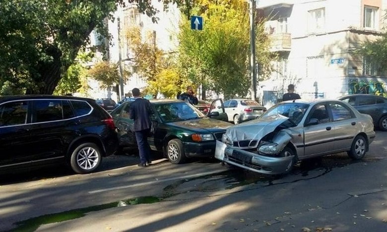 «ВАЗ» и три иномарки столкнулись на Чернышевской