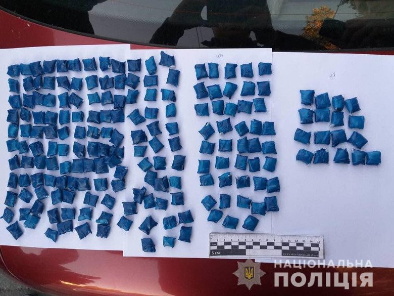 Полиция задержала несколько «закладчиков» с сотнями наркопакетиков (фото)