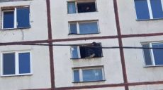 Полицейские уговаривают мужчину в Харькове не прыгать с седьмого этажа (прямой эфир)