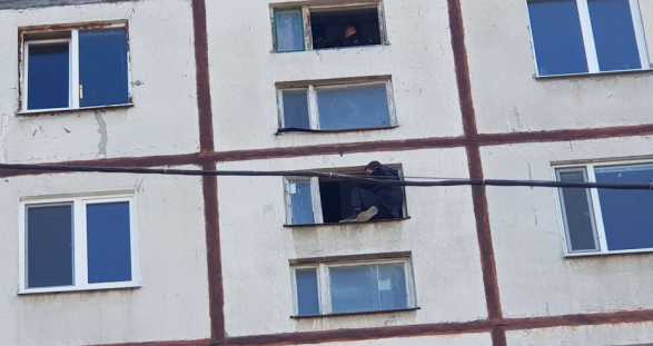 Полицейские уговаривают мужчину в Харькове не прыгать с седьмого этажа (прямой эфир)