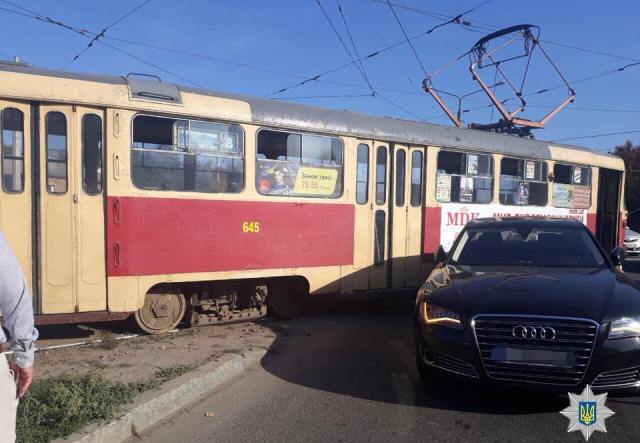 На Академика Павлова трамвай снова столкнулся с легковушкой (фото)