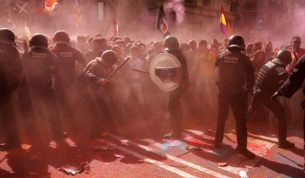 Каталония. Празднование годовщины референдума о независимости перешло в стычки с полицией