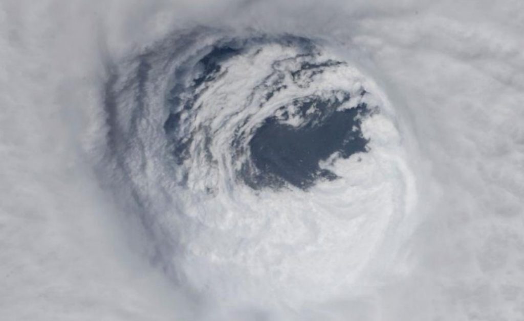 На США налетел новый ураган: двое погибших, кварталы в руинах (фото из космоса, видео)