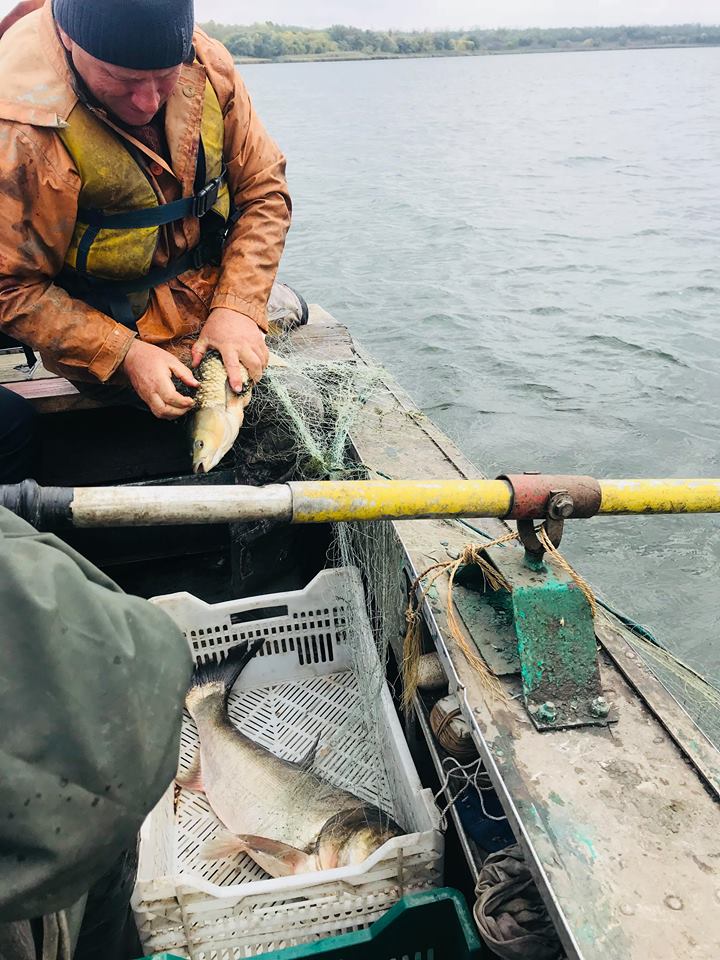 На водоемах Харковщины проверяют рыбаков-промышленников (фото)