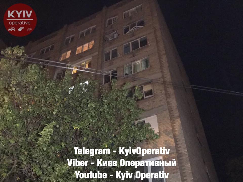 В Киеве прогремел взрыв в многоэтажке, есть пострадавшие (фото, видео)