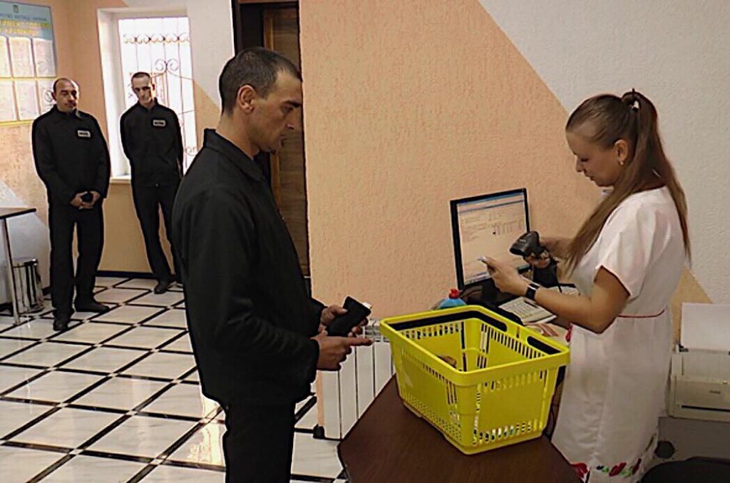 На Харківщині засуджені купують продукти по-новому (відео)