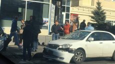 В Харькове две легковушки не поделили дорогу (фото)
