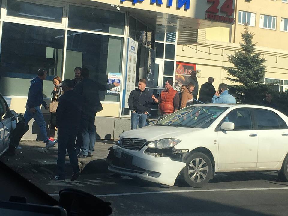 В Харькове две легковушки не поделили дорогу (фото)