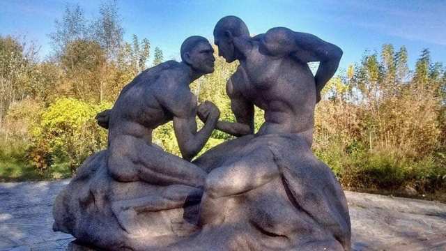 Обнаженные братья Кличко: будущее скульптуры неизвестно