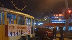 В Харькове трамвай столкнулся с легковушкой