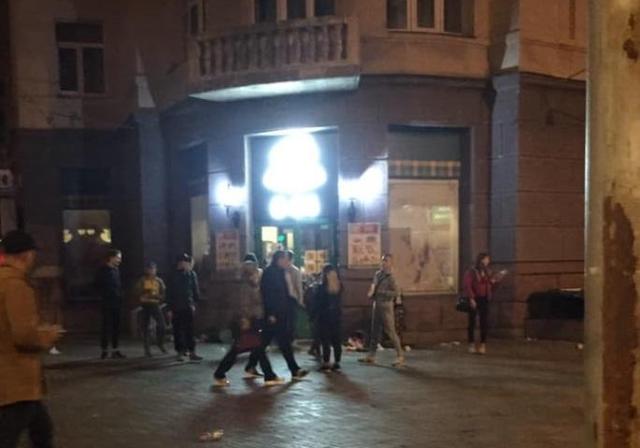 Толпа детей ограбила продуктовый магазин возле парламента