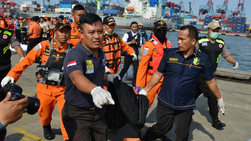 Авиакатастрофа в Индонезии: спасатели нашли останки младенца