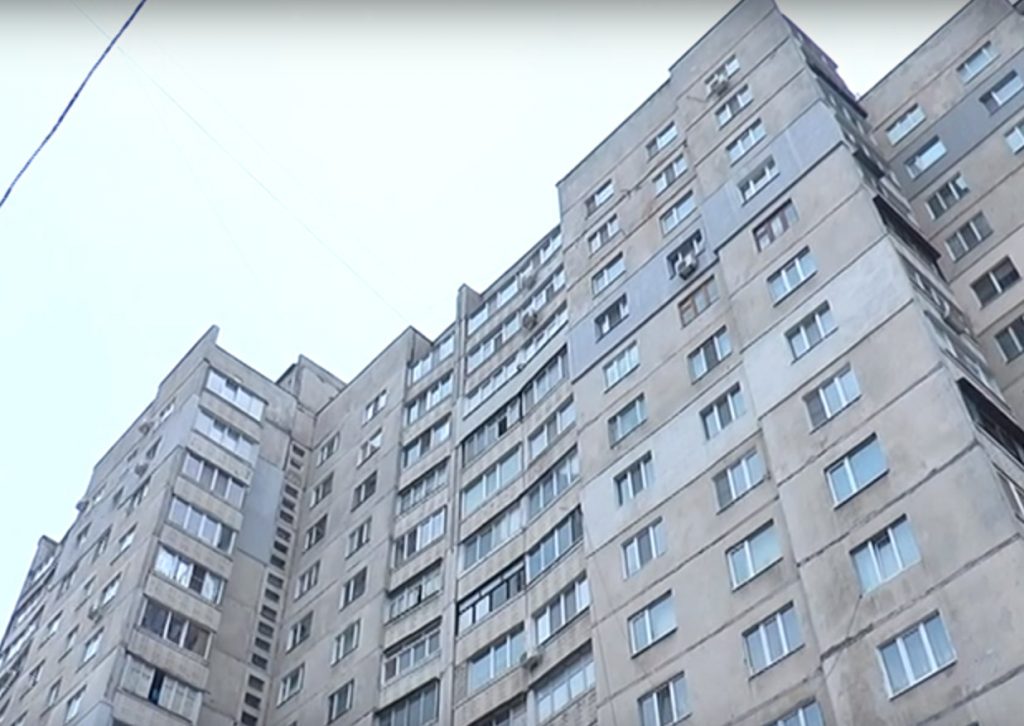 Мешканці багатоповерхівки на Салтівці опинились у скрутному становищі (відео)