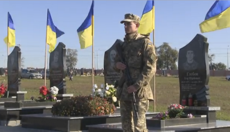 На 18-му міському цвинтарі відкрито стелу пам’яті воїнів, що загинули, захищаючи кордони України (відео)