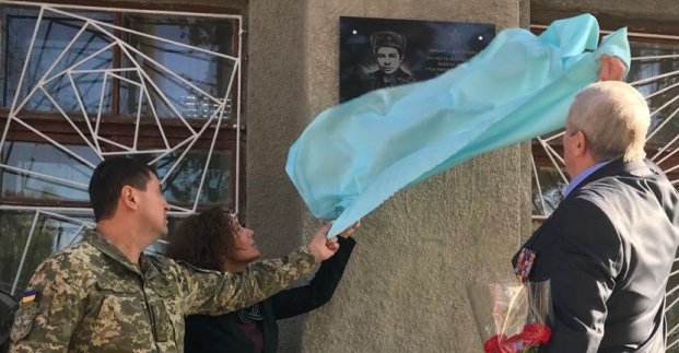 В Харькове установили мемориальную доску погибшему воину