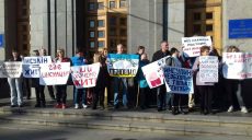 У центрі Харкова мітингували під вікнами міських чиновників (відео)