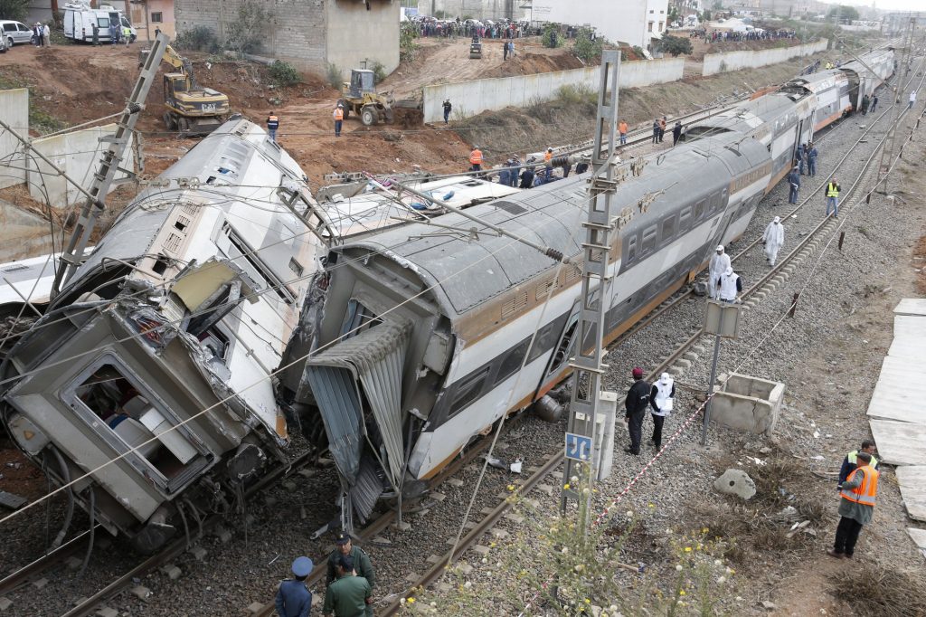 Крушение поезда в Марокко: есть погибшие и десятки пострадавших (фото)