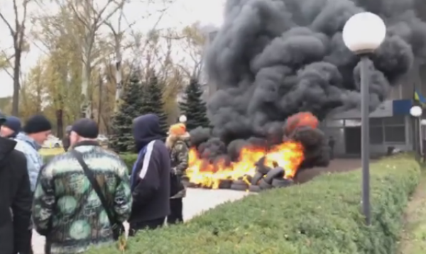 Из-за отключения отопления в Кривом Роге активисты сожгли шины перед зданием компании-теплопоставщика (фото, видео)