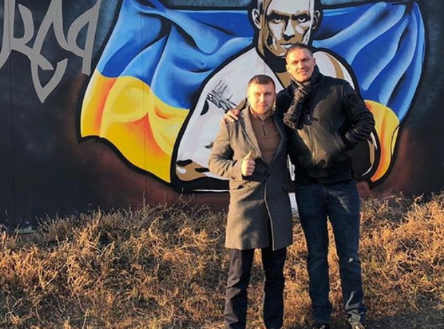 Усик сфотографировался в Харькове на фоне граффити со своим изображением (фото)