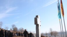 Генконсул ФРГ возложил венки на мемориале жертвам войны в Харькове