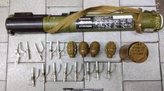 В харьковском метро был задержан мужчина с полным рюкзаком оружия (видео)