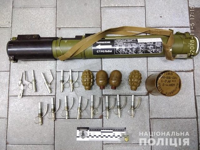 В харьковском метро был задержан мужчина с полным рюкзаком оружия (видео)