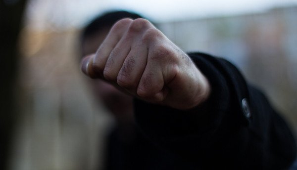 На вокзале двое граждан ударили и ограбили мужчину