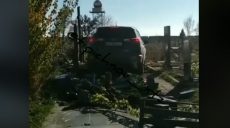 Джип священника разрушил несколько могил на кладбище (видео)
