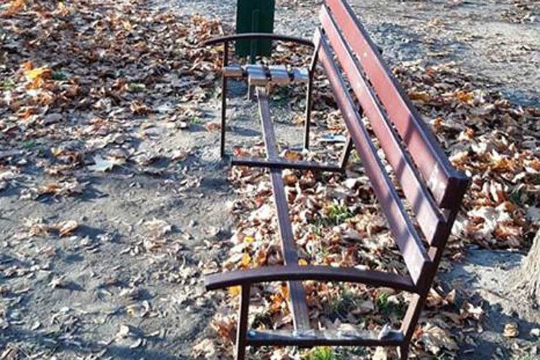 Харьковские школьники ломали скамейки в скверах (фото)