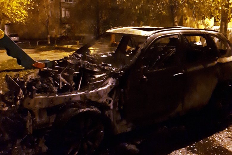 В центре Харькова ночью сожгли две иномарки (фото)