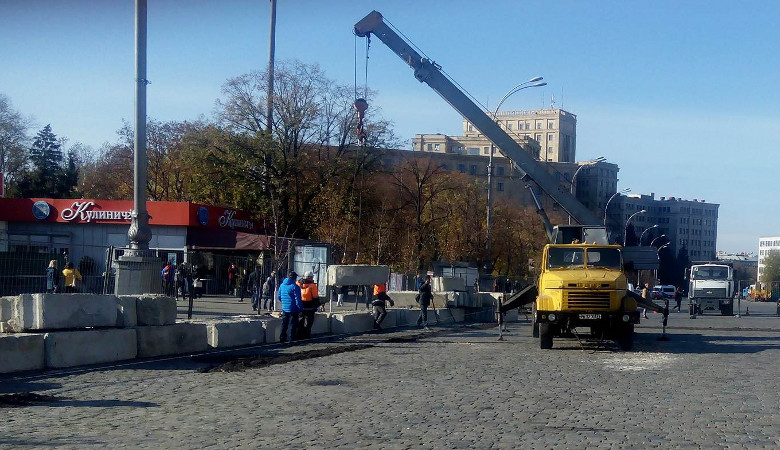 На площади Свободы начали строить каток