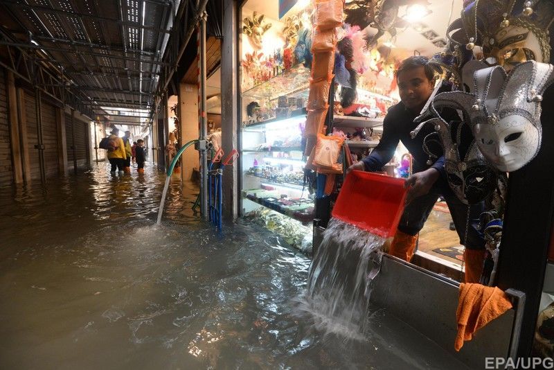 В Италии власти рекомендуют людям не выходить из дома: стихийные бедствия продолжаются